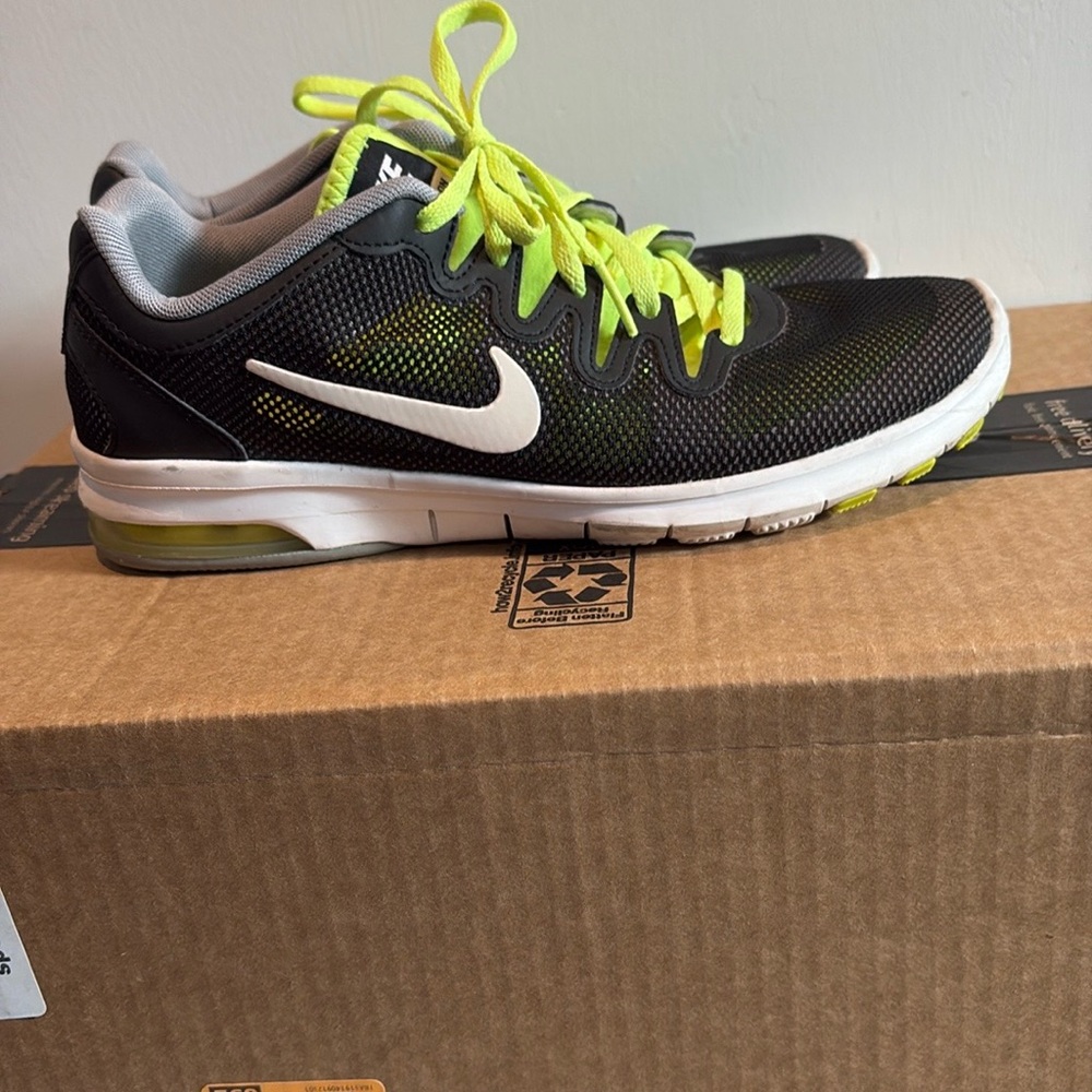 Nike Green and Black Athletic Shoes with Breathable Mesh and Striking Laces